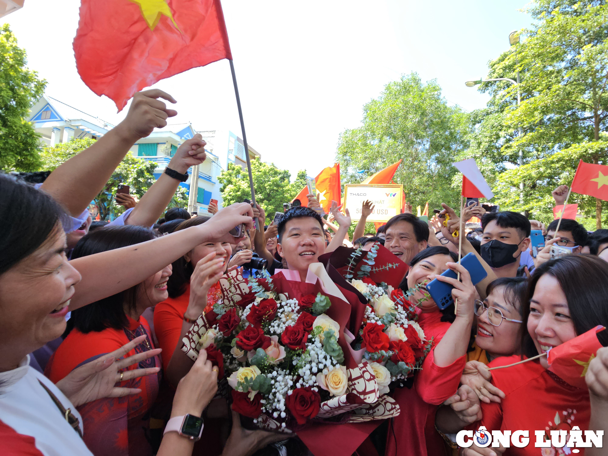 Thanh Hoa Ham Rong High School welcomes the 2023 Olympic champion photo 6