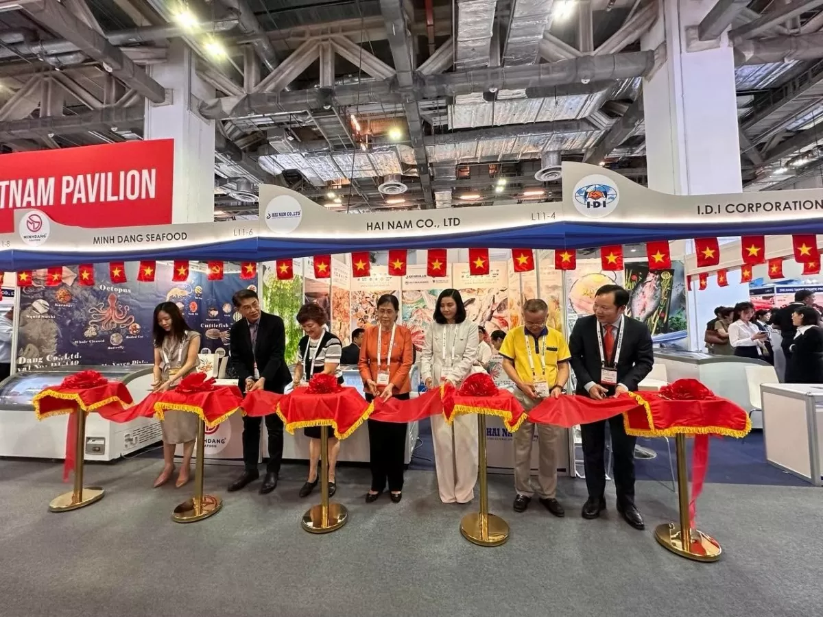 cắt băng khai trương Gian hàng Việt Nam tại Hội chợ triển lãm Seafood Expo Asia 2024 ngày 4/9/2024 tại MBS Singapore