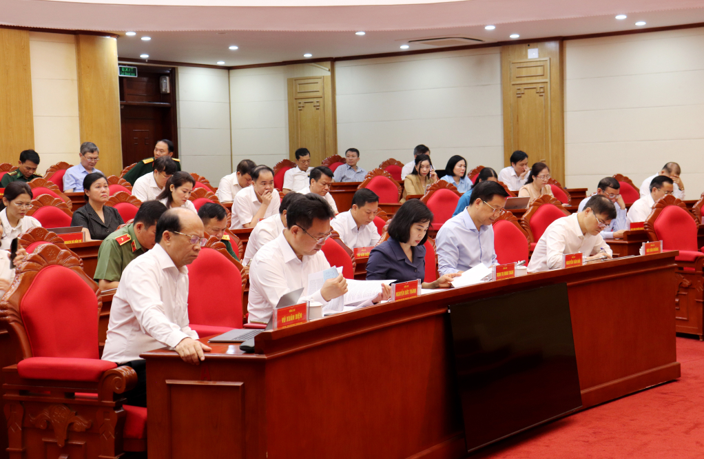 Delegates from Quang Ninh province attend the national online conference.