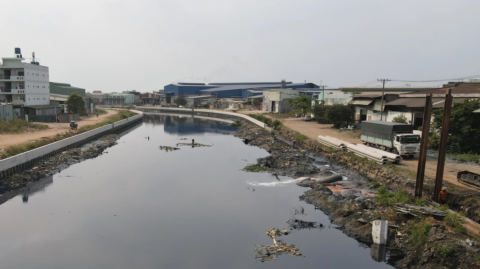 Chân lấm tay bùn trên công trường tuyến kênh dài nhất TP.HCM ngày Tết- Ảnh 5.