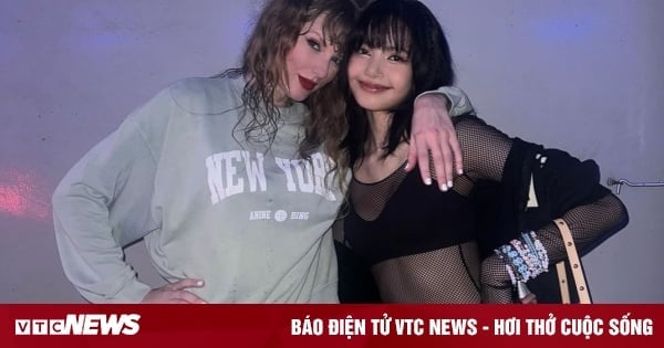 Taylor Swift ôm Lisa thân thiết hậu trường concert ở Singapore