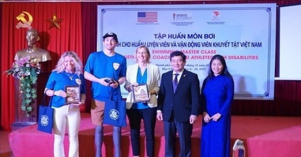 L'ambassadeur des sports des États-Unis donne des cours de formation pour les entraîneurs de natation et les athlètes handicapés à Ho Chi Minh-Ville. Teinte