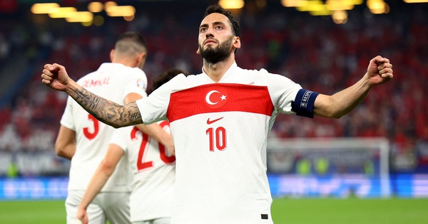 La tarjeta roja marca el final, Calhanoglu marca un gol increíble y Turquía 'acaba' con la República Checa