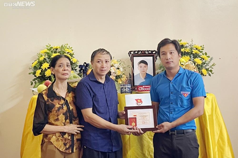 Commune cadre who sacrificed himself to save people was awarded the 'Brave Youth' badge - 1