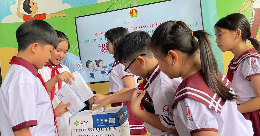 Una escuela secundaria en la ciudad de Ho Chi Minh donó más de 1.200 millones de VND a las víctimas de las inundaciones.