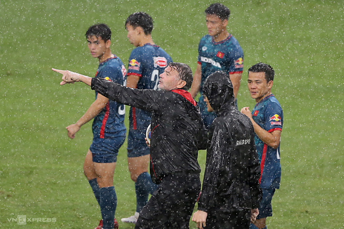 โค้ชทรุสซิเยร์และนักเตะเวียดนามฝึกซ้อมท่ามกลางสายฝนที่ศูนย์ฟุตบอลเยาวชนเวียดนาม เมื่อวันที่ 12 พฤศจิกายน