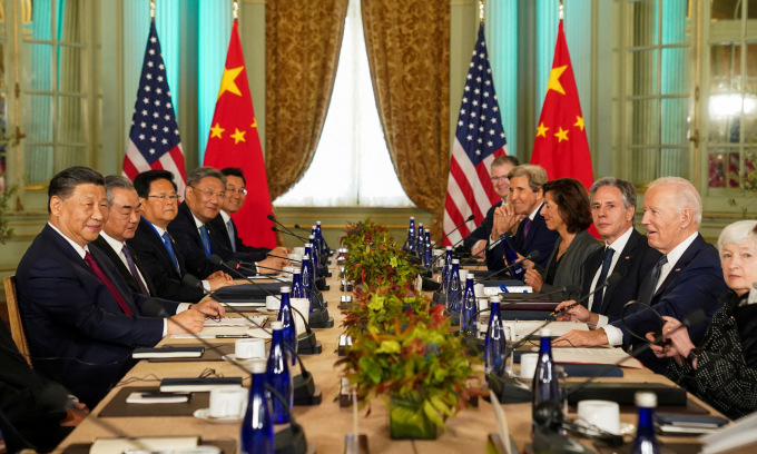 Le président chinois et le président américain avec les délégations des deux pays avant la réunion du 15 novembre. Photo : Reuters