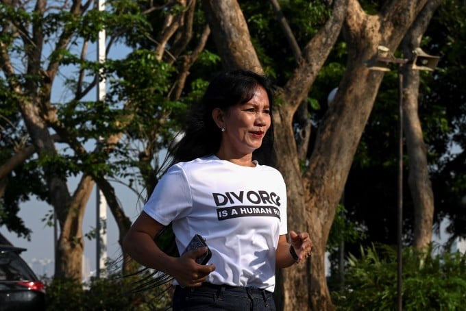 La activista por los derechos del divorcio Stella Sibonga participa en una protesta frente al edificio del Senado de Filipinas en Pasay, Metro Manila, el 14 de febrero. Foto: AFP