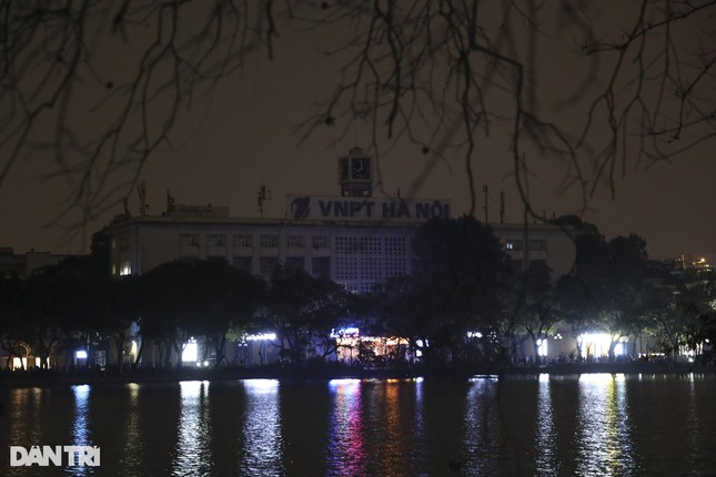 El lago Hoan Kiem es tenuemente hermoso cuando todas las luces están apagadas durante la Hora del Planeta (foto 6)