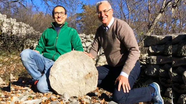 2,400年前の謎の円盤型石板は、これまでに発見された最古の天体地図です。（写真：フェデリコ・ベルナルディーニ／パオロ・モラロ）