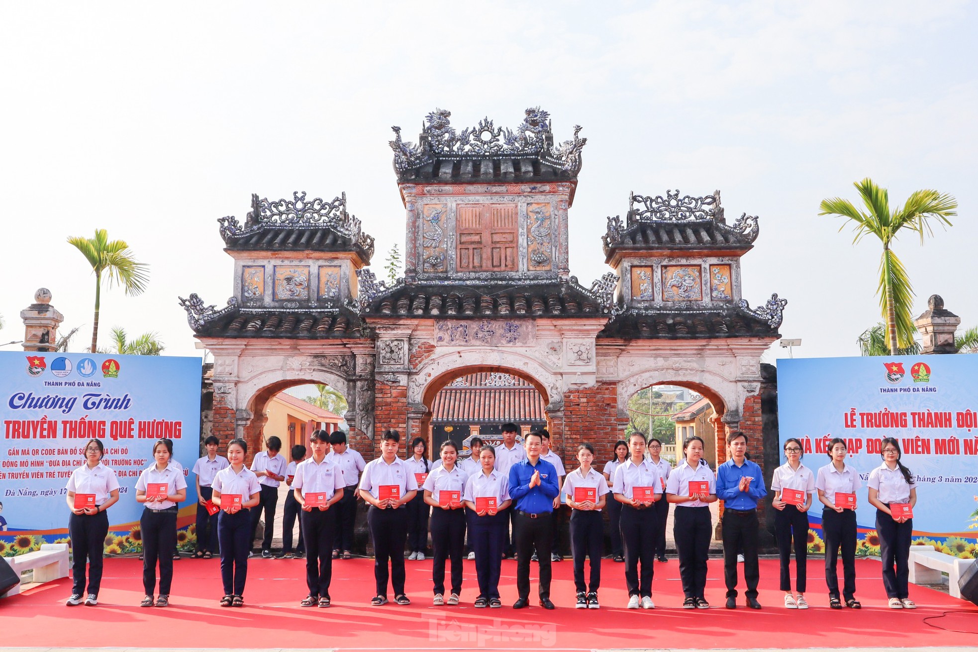 Die Jugend von Da Nang verbreitet eine digitale Karte mit roten Adressen und wirbt für den lokalen historischen Wert. Foto 11