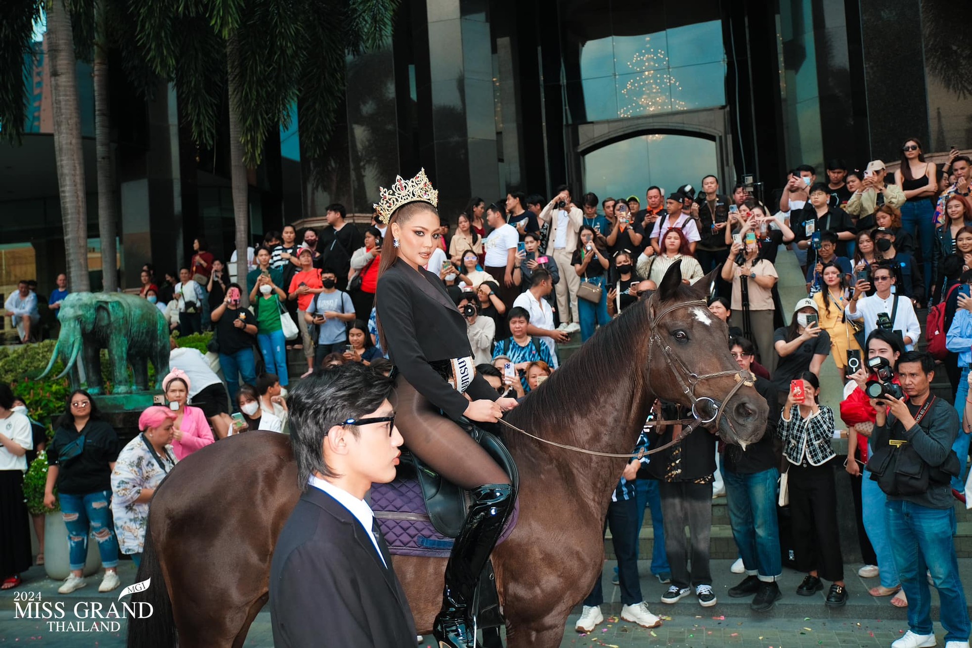 Foto 8 de la concursante de Miss Grand Tailandia bailando en barra