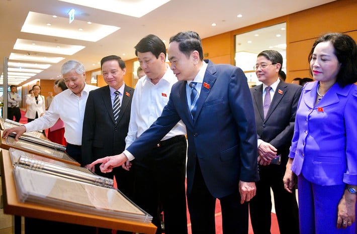 ប្រធានរដ្ឋសភា លោក Luong Cuong ប្រធានរដ្ឋសភា លោក Tran Thanh Man ថ្នាក់ដឹកនាំបក្ស រដ្ឋ និងសមាជិករដ្ឋសភា អញ្ជើញទស្សនាការតាំងពិព័រណ៍ប្រធានបទ 