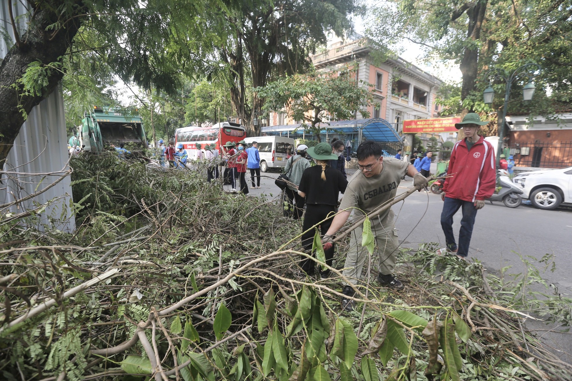 Les habitants de la capitale descendent dans la rue pour nettoyer l'environnement et surmonter les conséquences de la tempête n°3, photo 5