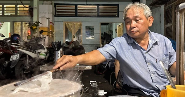 40 years of Banh Cuon Night in Ho Chi Minh City of a couple: Taking a day off to do something unexpected