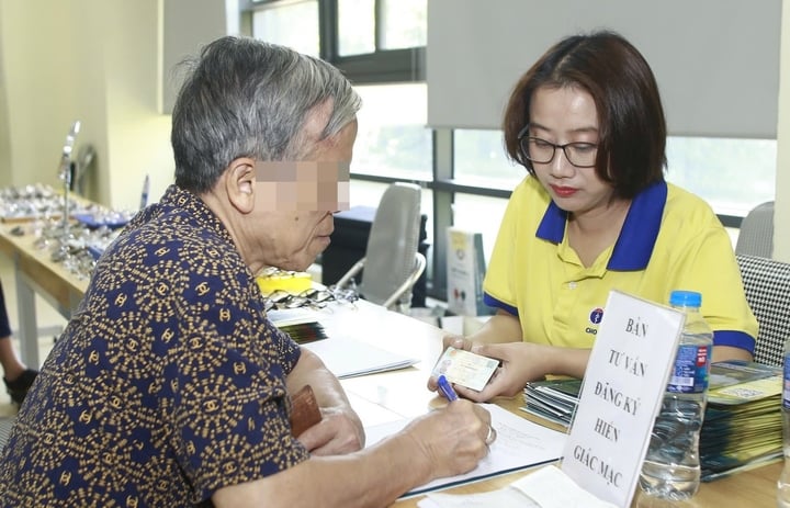 Ms. Duong advises participants to register for cornea donation. (Photo: NVCC)