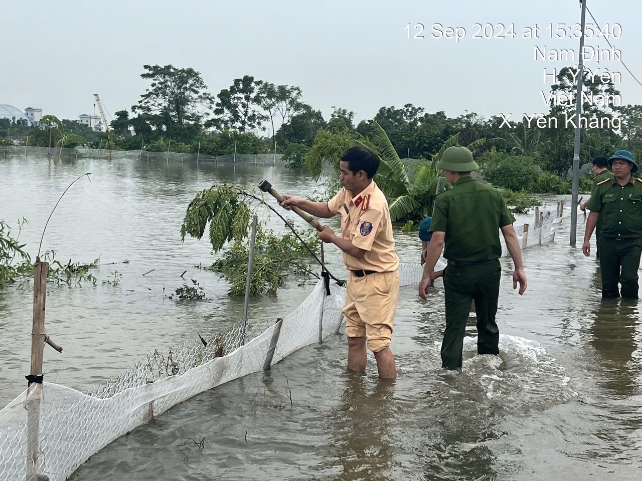 Cận cảnh khẩn cấp hộ đê, sơ tán dân tại các vùng báo động lũ cấp 3 ở Nam Định- Ảnh 10.