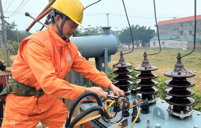 Thành phố Móng Cái cắt điện để đấu nối đường dây 110kV Móng Cái- Đông Hưng. Ảnh: Điện lực móng cái