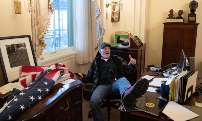 Richard Barnett a posé ses pieds sur le bureau de l'ancienne présidente de la Chambre des représentants américaine Nancy Pelosi pendant les émeutes du Capitole en janvier 2021. Photo : AFP