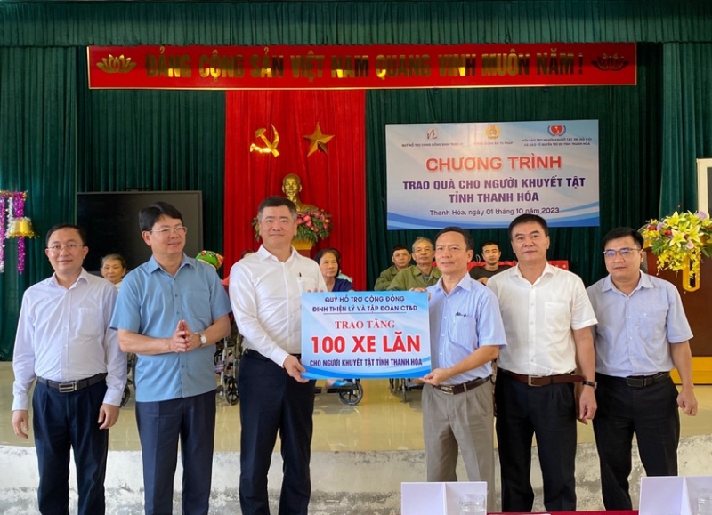 Cérémonie de don de fauteuils roulants pour les personnes handicapées de la province de Thanh Hoa