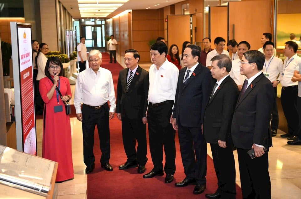 ប្រធានរដ្ឋសភា លោក Luong Cuong ប្រធានរដ្ឋសភា លោក Tran Thanh Man ថ្នាក់ដឹកនាំបក្ស រដ្ឋ និងសមាជិករដ្ឋសភា អញ្ជើញទស្សនាការតាំងពិព័រណ៍ប្រធានបទ 