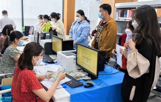 Los estudiantes de la Universidad de Industria y Comercio de la ciudad de Ho Chi Minh pagan las tasas de matrícula