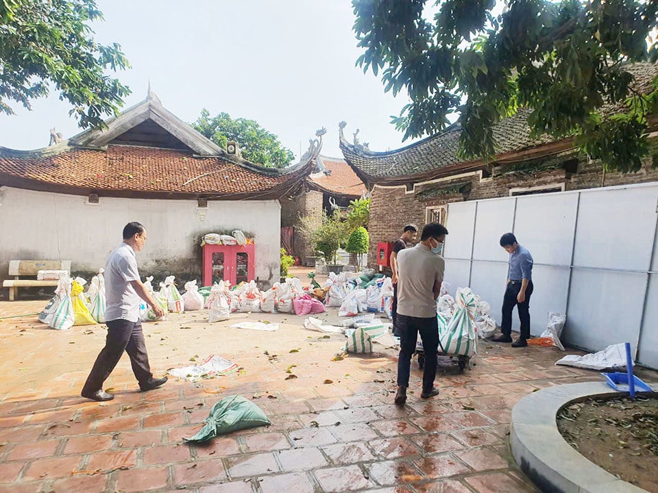 ประชาชนร่วมทำความสะอาดและสุขาภิบาล ณ บ้านพักชุมชนเชม แขวงถวีฟอง