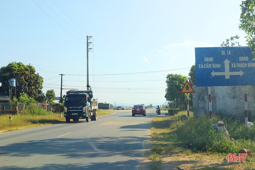 Peligro al cruzar la intersección de la carretera provincial 553 y la carretera distrital 131 en Cam Xuyen