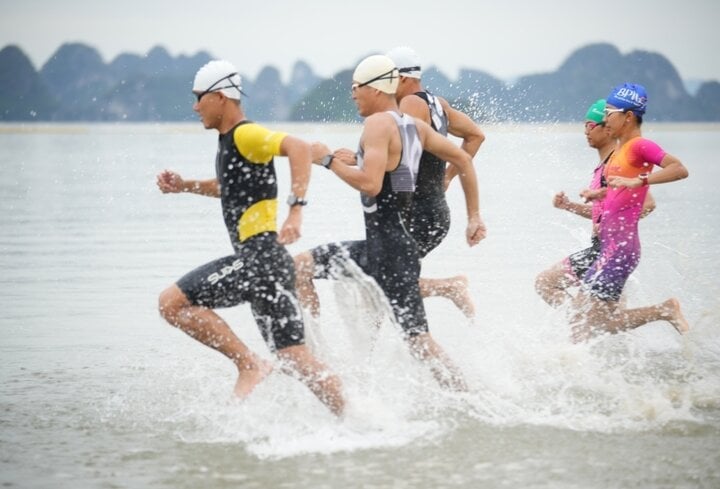 Aquathlon ist eine Sportart, die Schwimmen und Laufen kombiniert. (Illustration)