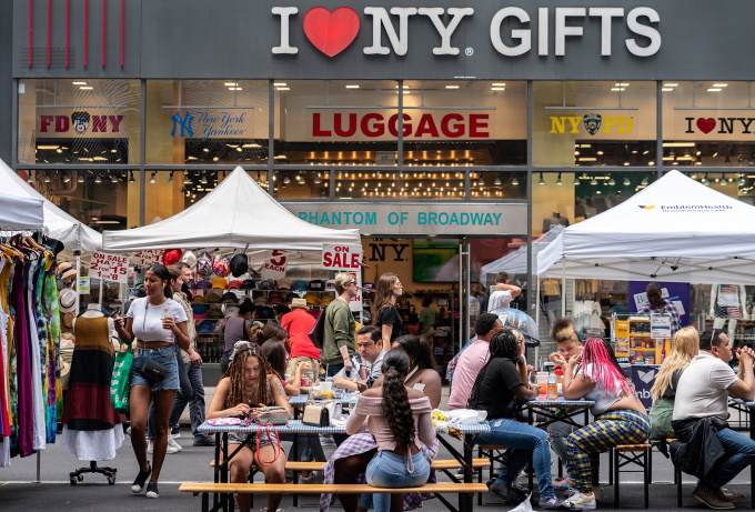 People shop at a market in New York City (USA). Photo: Reuters