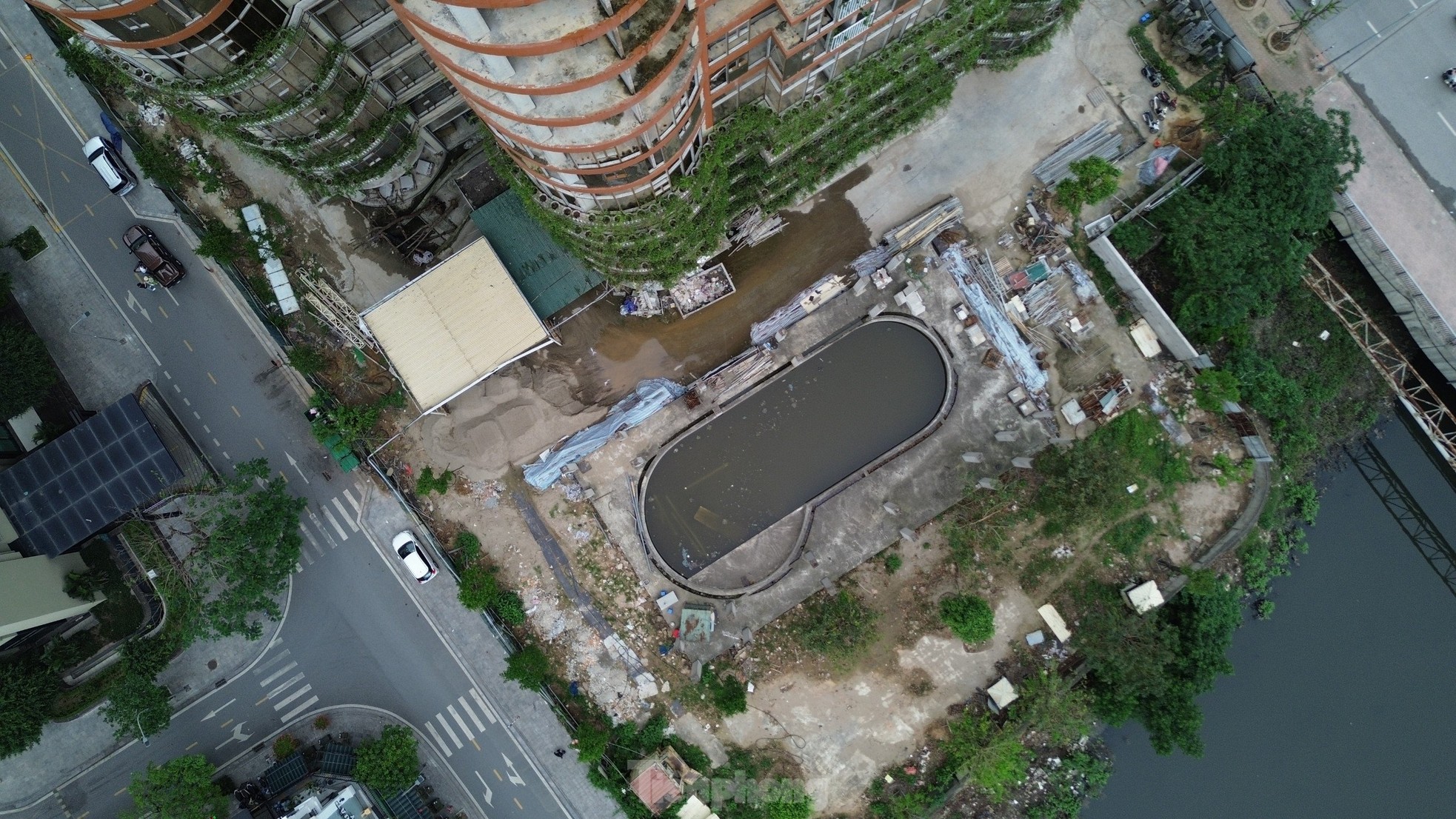 Movements of a series of apartment projects in Hanoi after a long period of abandonment and fenced off photo 7