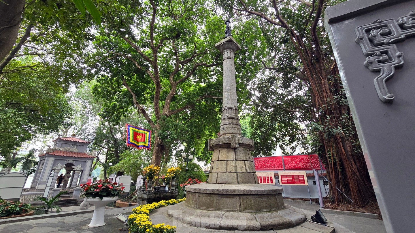 Outre la statue du roi Ly Thai To, il y a aussi une statue du roi Le à côté du lac Hoan Kiem que tout le monde ne connaît pas, photo 3