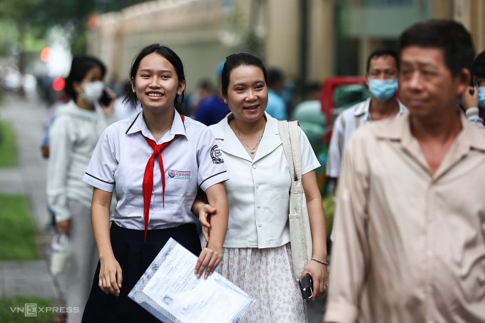 Eltern bringen ihre Kinder zur Aufnahmeprüfung der 10. Klasse in die öffentlichen Schulen von Ho-Chi-Minh-Stadt, 6. Juni. Foto: Quynh Tran