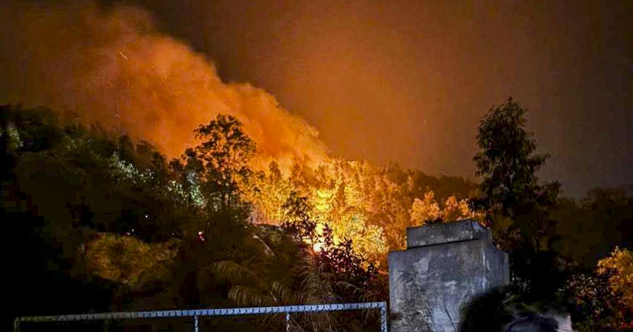 Près de 400 officiers et soldats luttent contre les incendies de forêt à Hai Duong