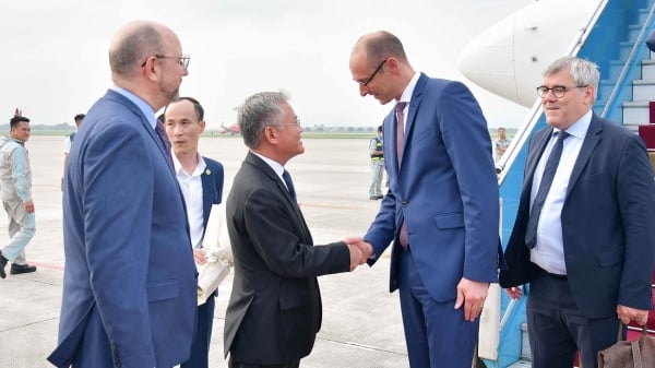 Schweizer Nationalratspräsident trifft in Hanoi ein und beginnt seinen offiziellen Besuch in Vietnam