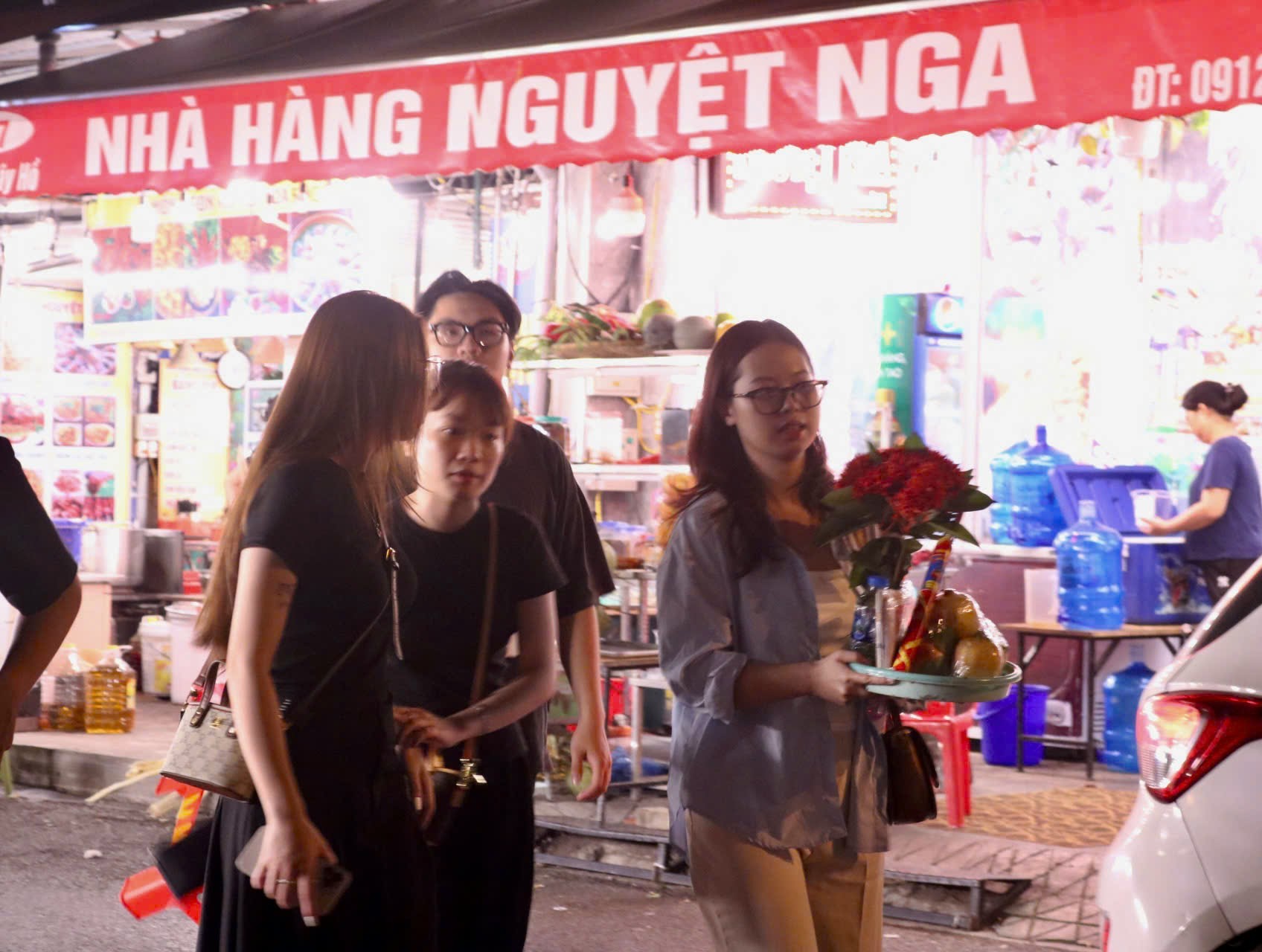 Die Jugendlichen von Hanoi laden sich gegenseitig zum Tay Ho-Tempel ein, um am 15. Tag des 7. Mondmonats im Morgengrauen zu beten. Foto 2