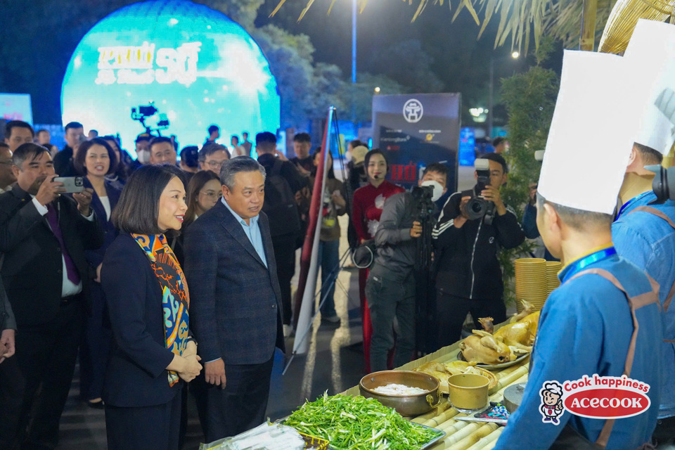 Vertreter der Stadt Hanoi besuchten und ermutigten kulinarische Handwerker und Besitzer der Marke „Pho Hanoi“ beim Hanoi Food Festival 2024.