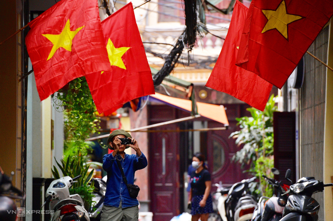 Les rues de la capitale Hanoï sont ornées de drapeaux à l'occasion de la fête nationale 2019. Photo : Giang Huy