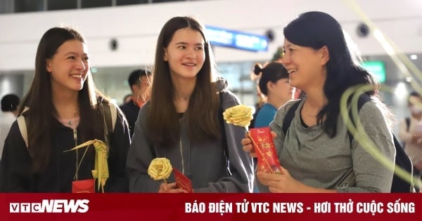 L'aéroport de Tan Son Nhat regorge de centaines de milliers de passagers le premier jour de la nouvelle année 2024