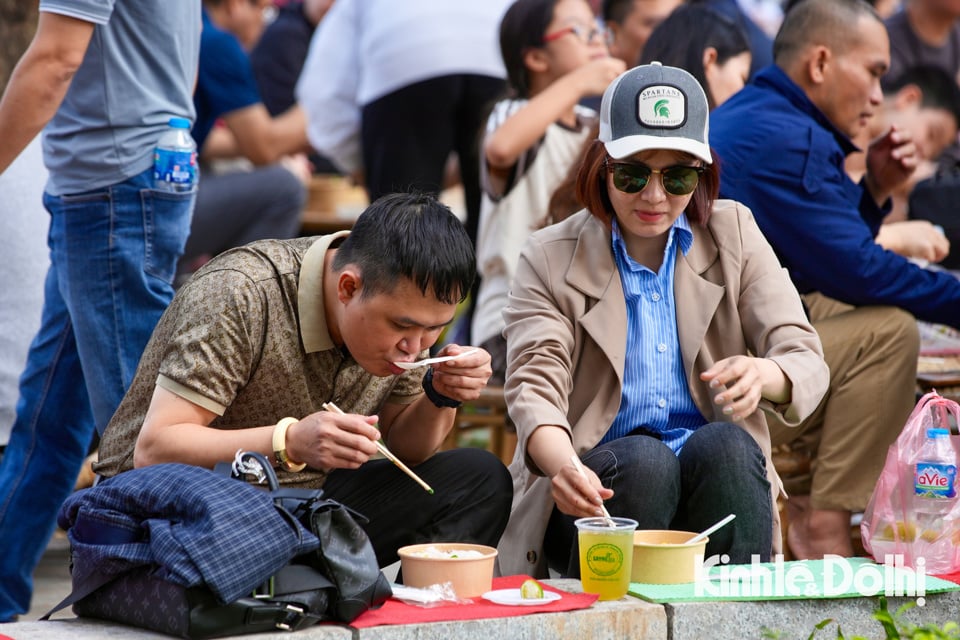 Hanoi Food Culture Festival 2024: Verkehrsstaus wegen Tausender Menschen, die zum Festival kommen - Foto 14