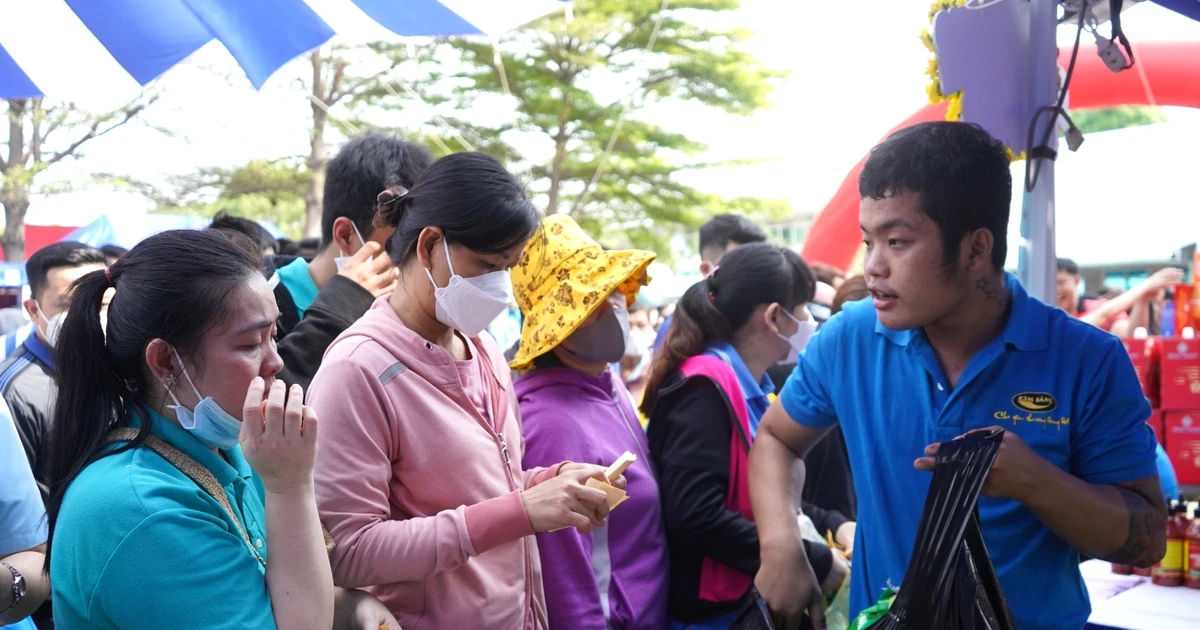 More than 6,000 workers happily shop for Tet with gift vouchers