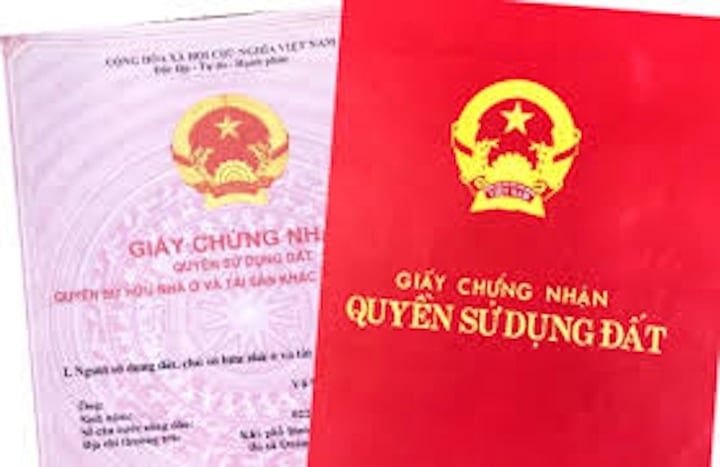 Cần chuẩn bị nhiều loại giấy tờ trước khi thực hiện thủ tục chuyển sổ đỏ sang riêng mình sau khi ly hôn. (Ảnh minh hoạ)