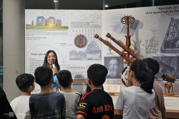 Children were fascinated by vivid stories about the history of astronomy from ancient to modern times. Photo: Thao Chi