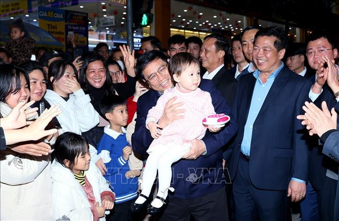 El primer ministro Pham Minh Chinh da la bienvenida al Año Nuevo 2024 con la gente de Cao Bang