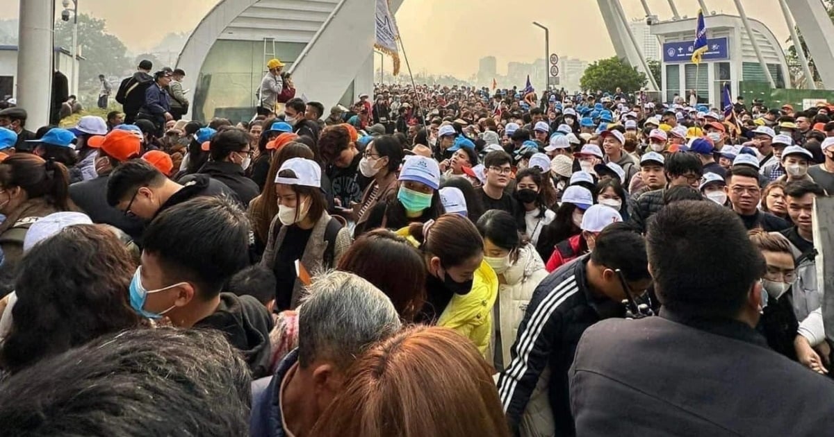 "Sea of ​​people" waited for 5 hours, using... slippers to reserve a spot at Lao Cai border gate