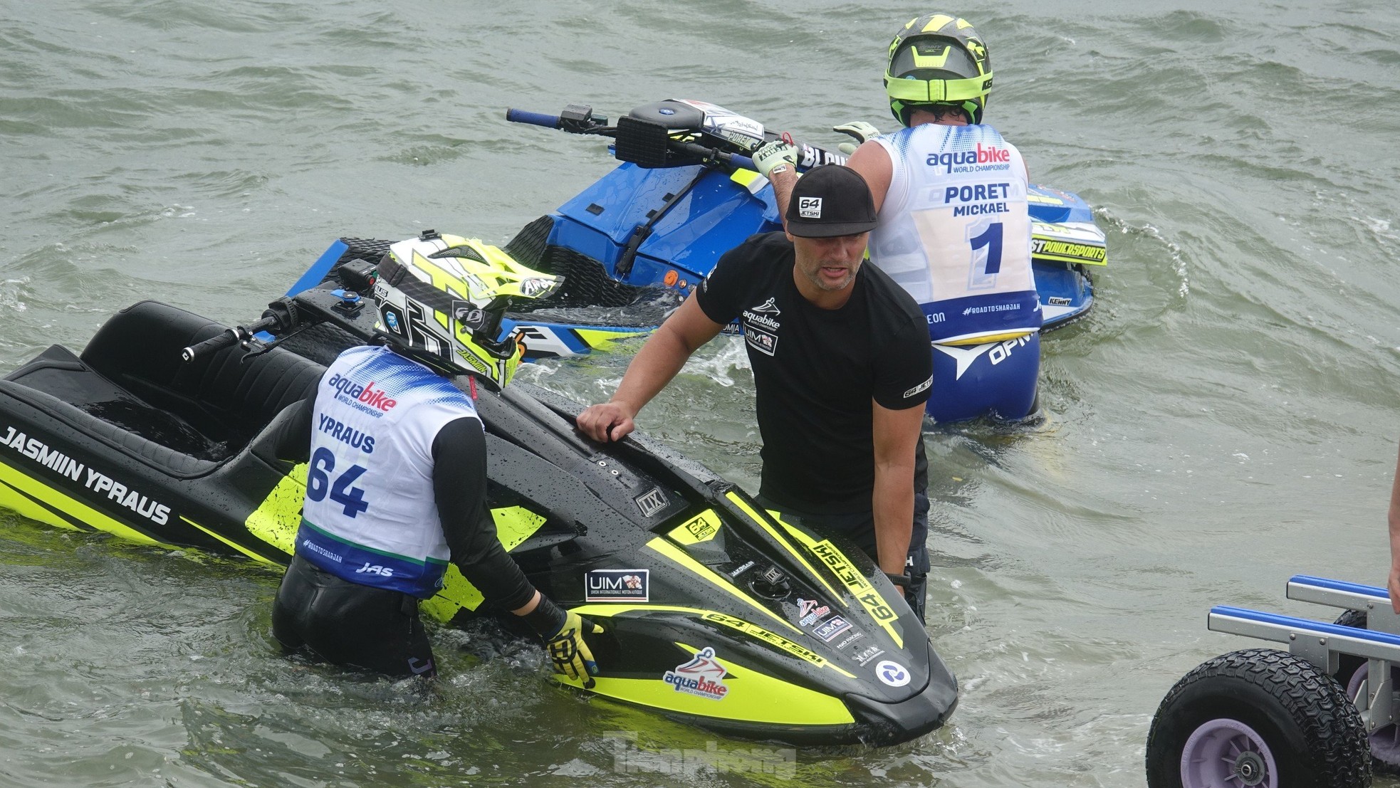 Schauen Sie zu, wie die „Bestien“ beim Jetski-Rennen der Welt gegeneinander antreten. Foto 12