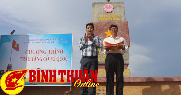 Presentación de la bandera nacional en el distrito de Phu Quy