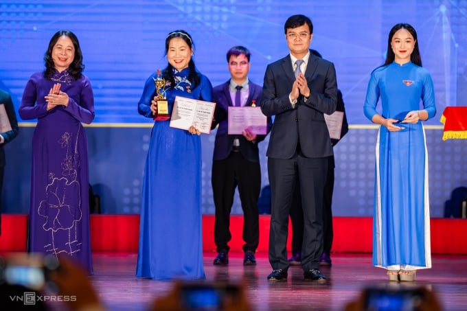 La Dra. Ha Thi Thanh Huong, jefa del Departamento de Ingeniería de Tejidos y Medicina Regenerativa de la Facultad de Ingeniería Biomédica de la Universidad Internacional de la Universidad Nacional de Vietnam, en la ciudad de Ho Chi Minh, recibió el Globo de Oro 2023. Foto: Tung Dinh