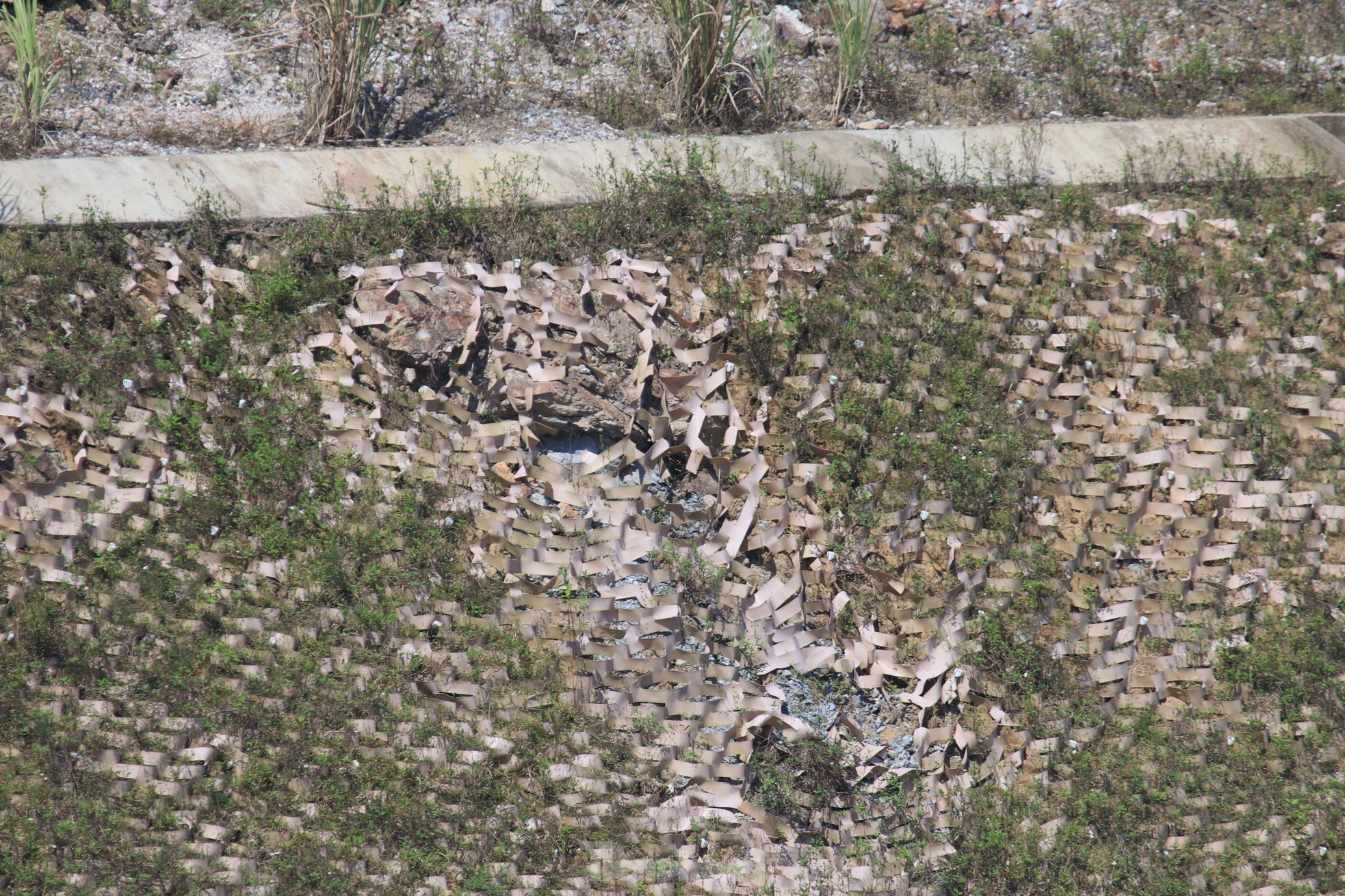 Nahaufnahme des Ban Mong Reservoirs, das über 5.550 Milliarden kostete und 15 Jahre lang „still lag“, Foto 10