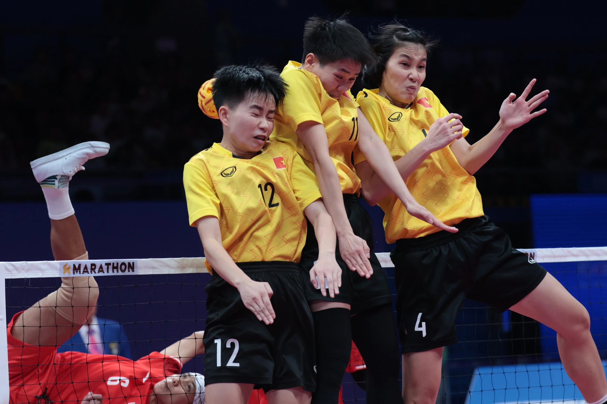 Momento emotivo cuando el equipo vietnamita Sepak Takraw alcanzó la cima del Asiad